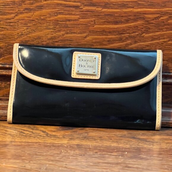 Dooney & Bourke Patent Continental Clutch - Picture 3 of 12